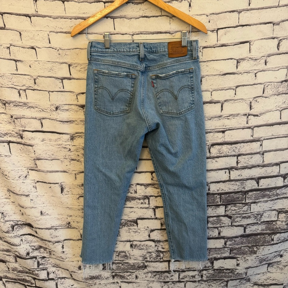 Levi’s Wedgie Fit Frayed Ankle Jeans SZ 28 - Picture 2 of 3